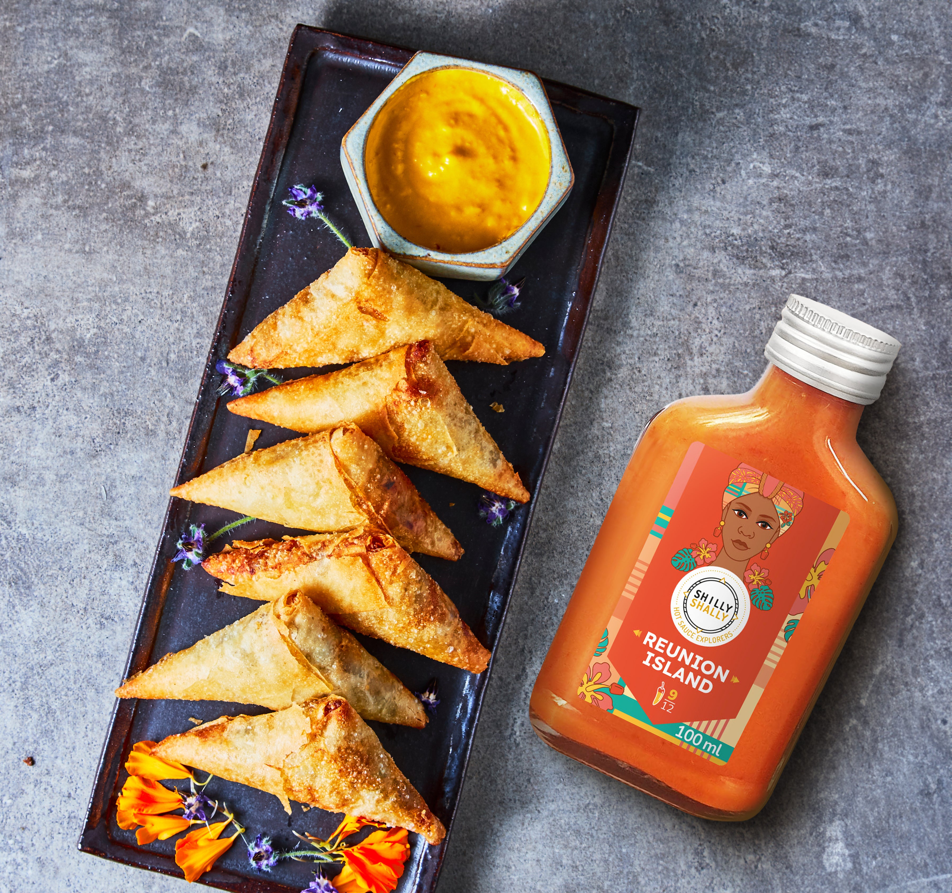 Sauce réunionnaise Réunion Island Shilly Shally au piment habanero servie avec des samossas