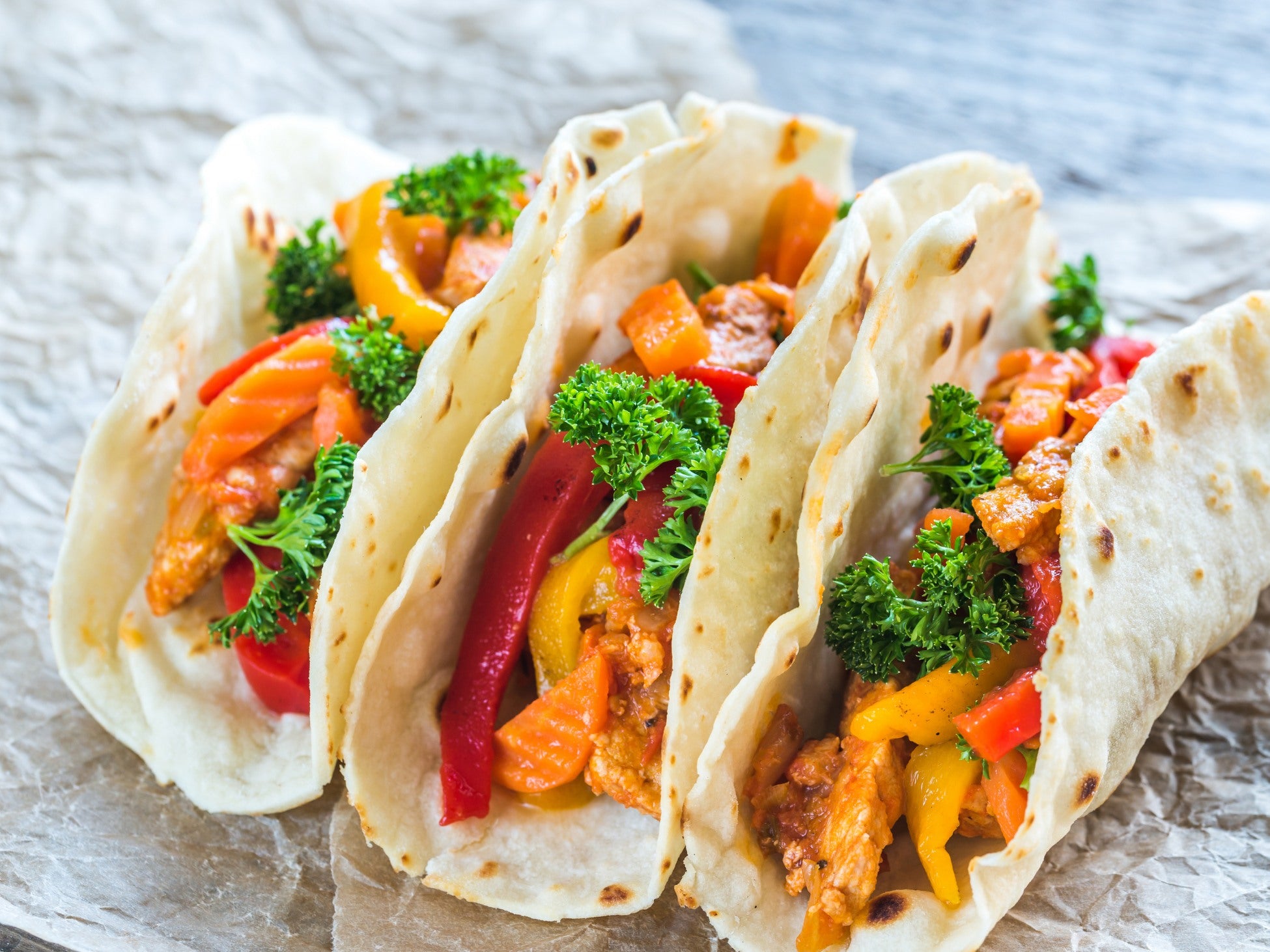 Tacos de poulet recette de cuisine mexicaine avec sauce au piment Chipotle - Fajitas de poulet sauce pimentée