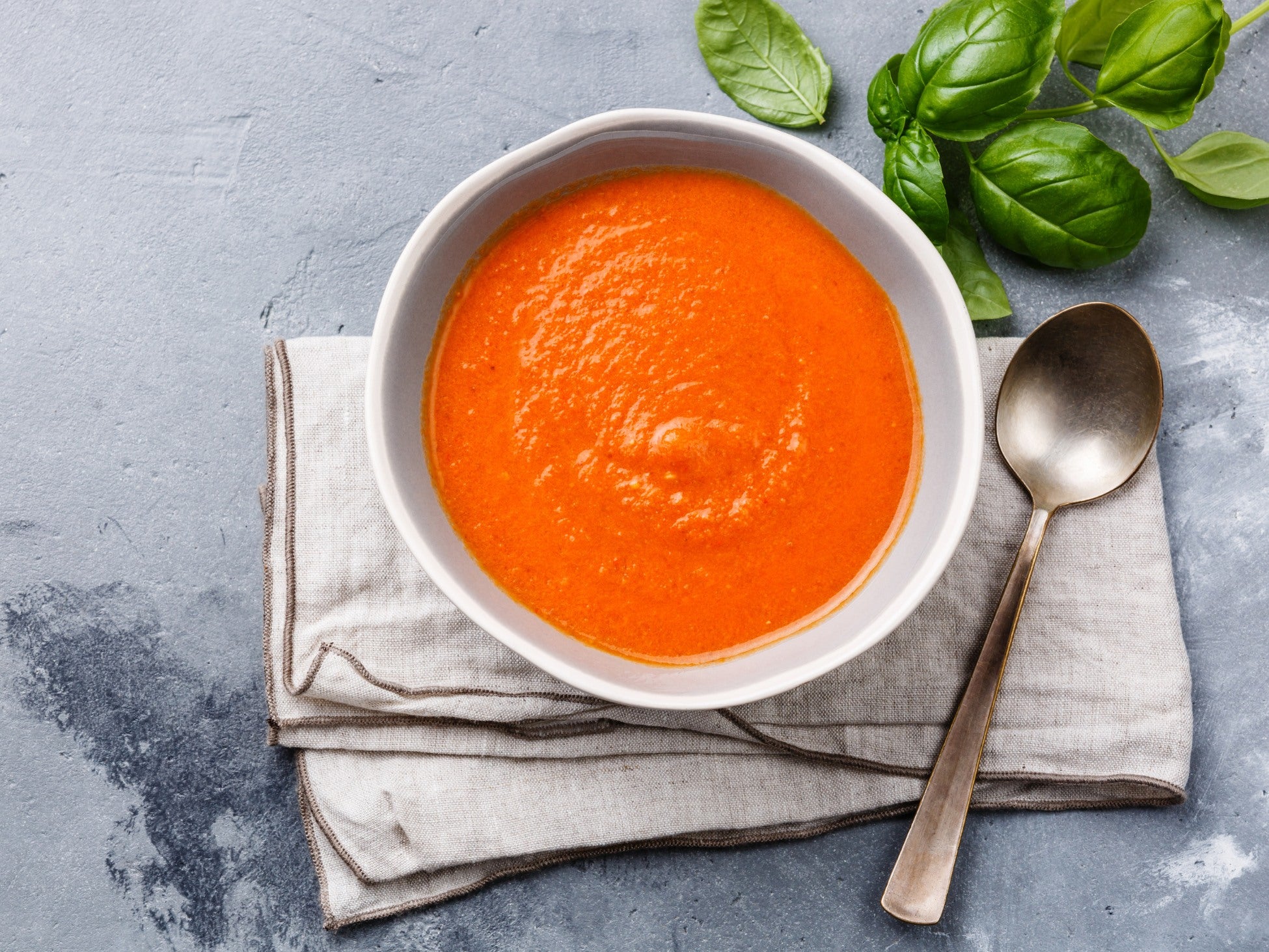 Gaspacho de tomates épicé avec sauce pimentée méditerranéenne